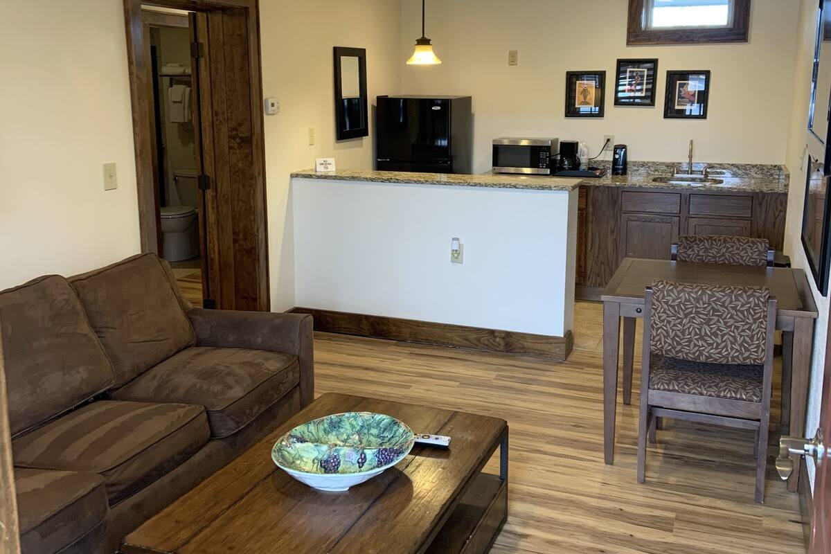 Suite | Private kitchen | Coffee/tea maker, mini-fridge, microwave