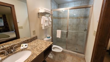 Premier eenpersoonskamer | Badkamer | Gratis toiletartikelen, een haardroger, handdoeken, zeep