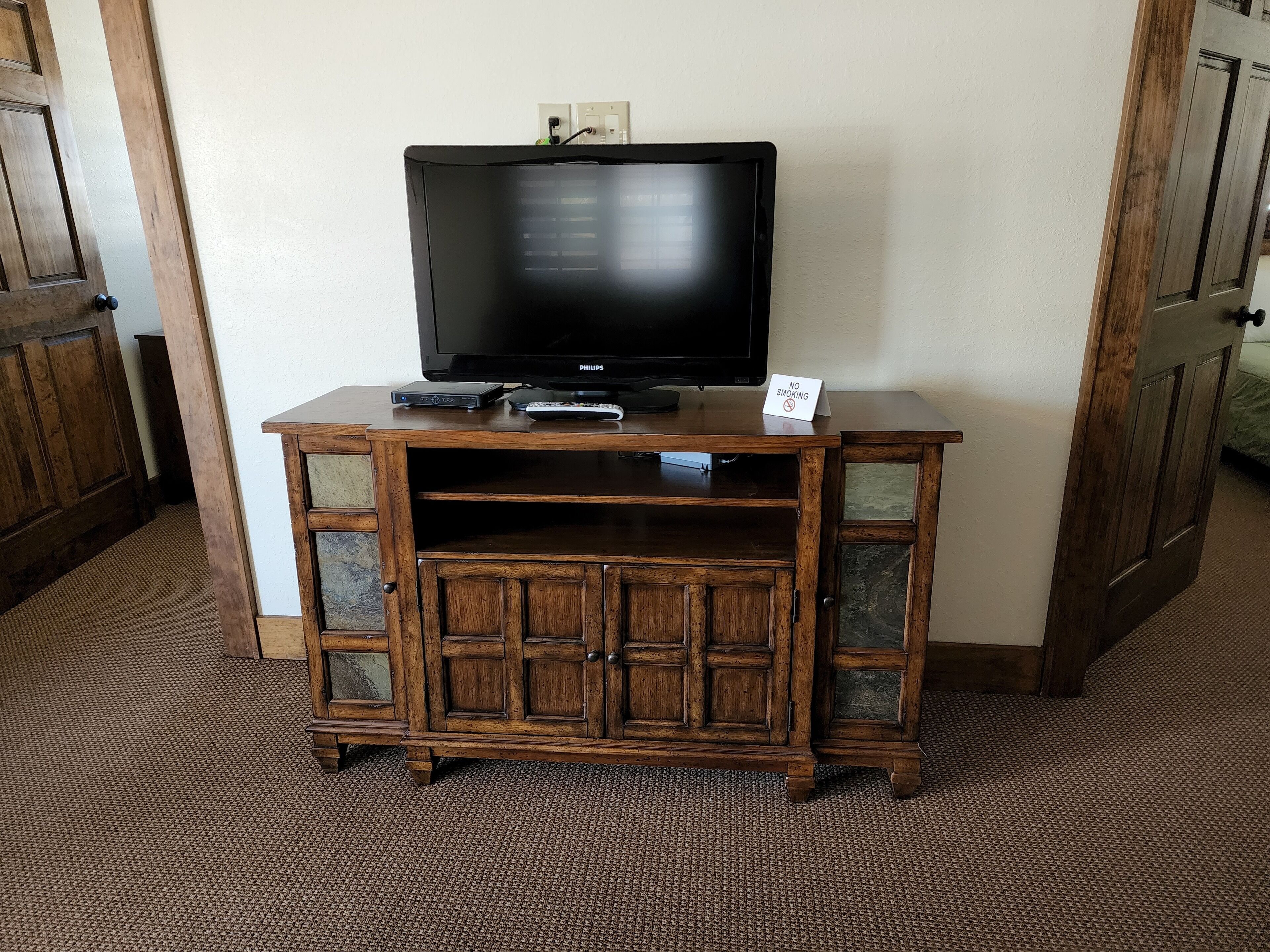 suite | living area | 35-inch lcd tv with cable channels, tv