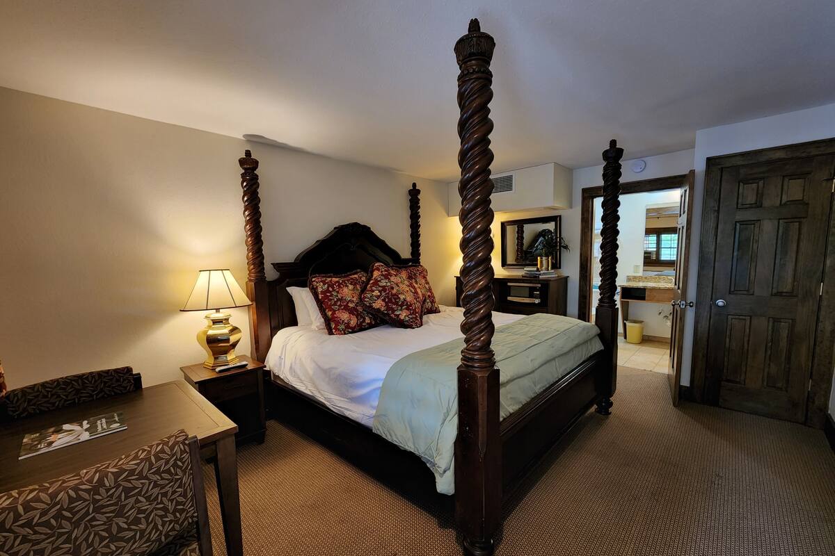 Premier Single Room | Down comforters, WiFi (free), individually decorated, bed sheets