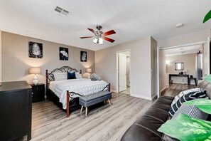 3 chambres, bureau, fer et planche à repasser, accès au Wi-Fi (inclus)