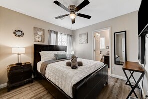 3 bedrooms, desk, iron/ironing board, free WiFi - Las Vegas Strip & Water Slides 5 Miles away! (Las Vegas)