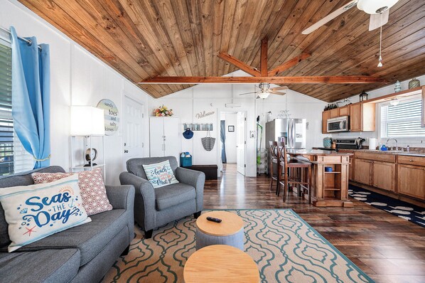 Smart TV, fireplace - Still Steel Beachin' - Waterfront Beach Cottage on the ICW (Bay City)