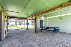 Outdoor dining - Still Steel Beachin' - Waterfront Beach Cottage on the ICW (Bay City)