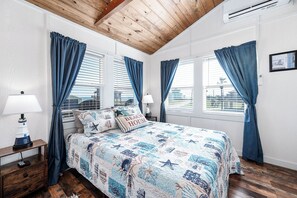 1 bedroom, free WiFi, bed sheets - Still Steel Beachin' - Waterfront Beach Cottage on the ICW (Bay City)