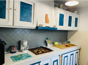 Fridge, stovetop, coffee/tea maker, electric kettle - 3-star fisherman's house in the sailors' quarter (Saint-Valery-sur-Somme)