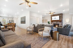 TV, fireplace - Hot Tub, Free Daily Tickets, Shared Indoor Pool, Shuffleboard, Deck Space (Branson)