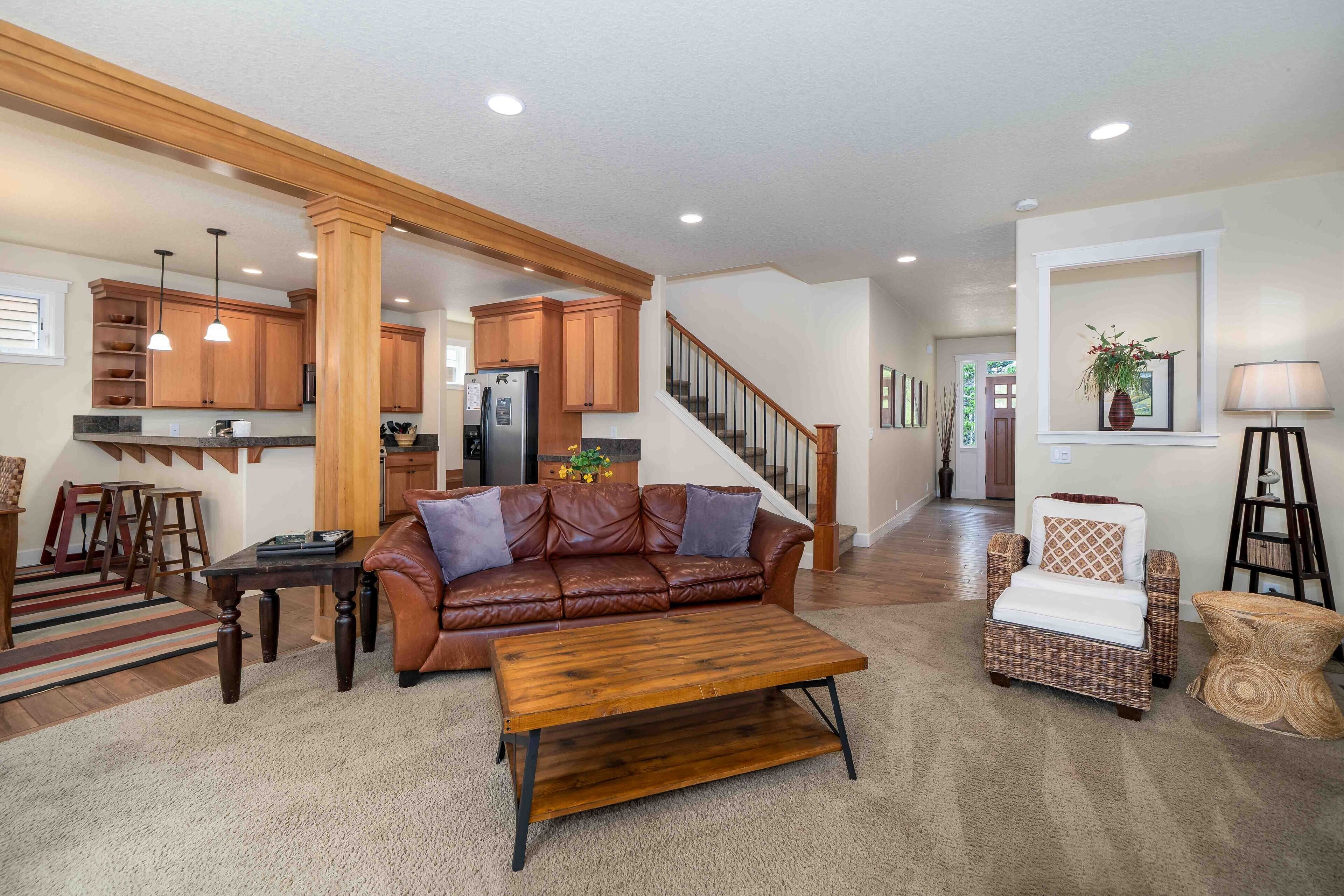 Télévision, cheminée, baby-foot, livres