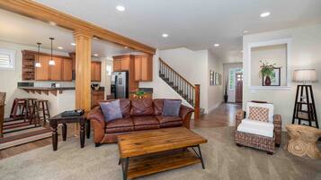 Télévision, cheminée, baby-foot, livres