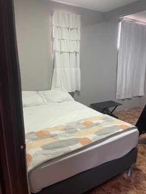 Shared Dormitory | Desk, laptop workspace, free WiFi - Cozy Downtown Alajuela / 5min from Airport (Alajuela)