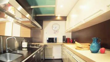 Réfrigérateur, micro-ondes, four, plaque de cuisson