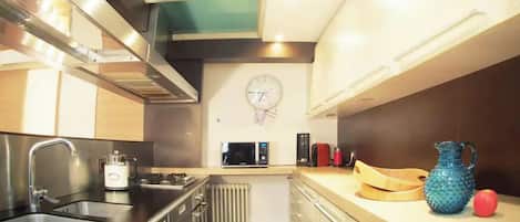 Réfrigérateur, micro-ondes, four, plaque de cuisson