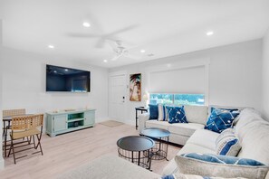 Smart TV - ⭐FULLY Remodeled-1st Floor-Walk2Beach-Community Pool-1BR Shoeless Joe⭐ (Miramar Beach)