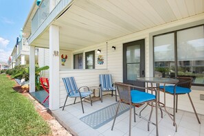 Outdoor dining - ⭐FULLY Remodeled-1st Floor-Walk2Beach-Community Pool-1BR Shoeless Joe⭐ (Miramar Beach)