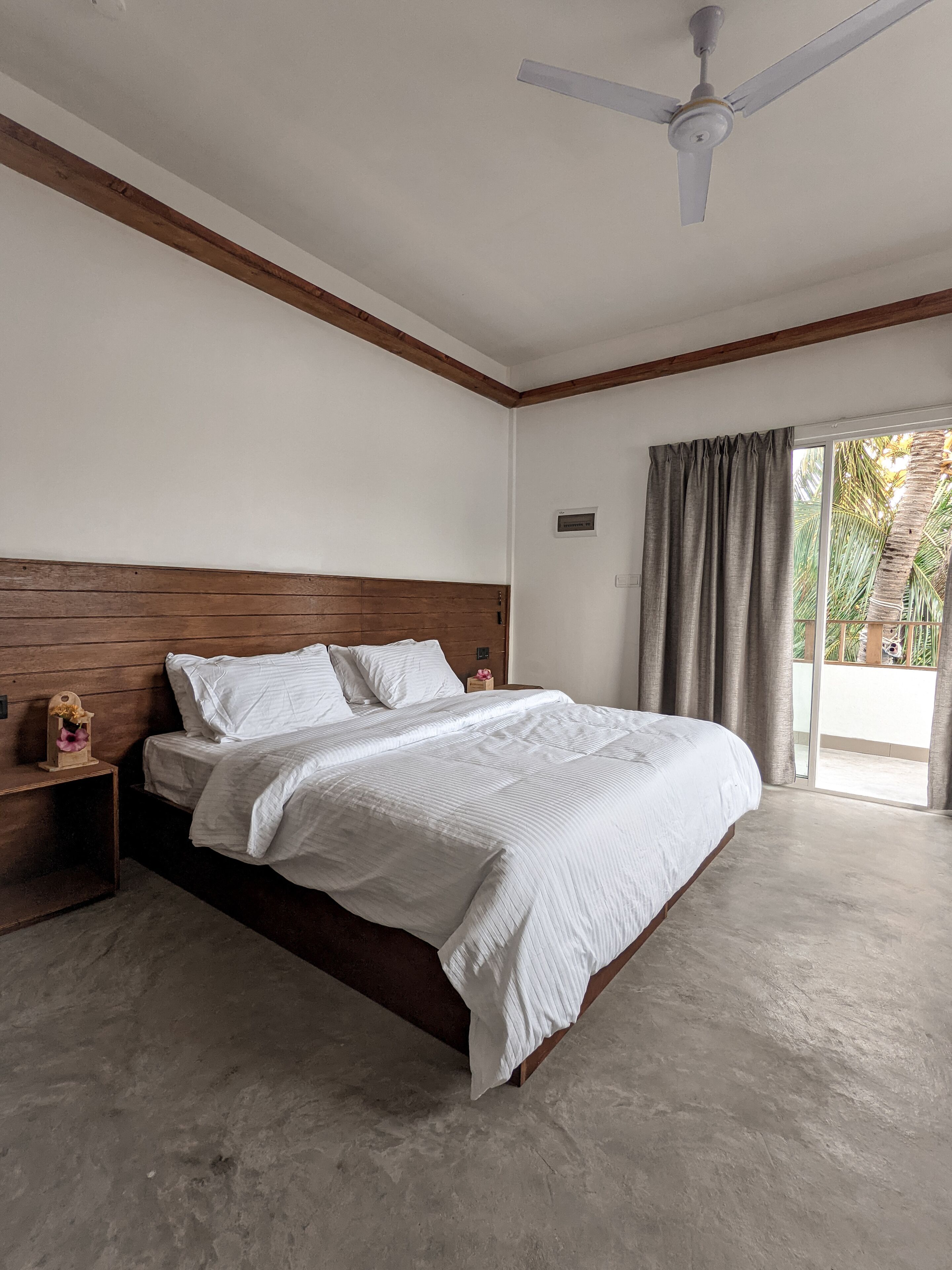 Escritorio, wifi gratis y ropa de cama 