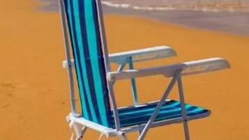 NĂ€ra stranden, solstolar och strandhanddukar