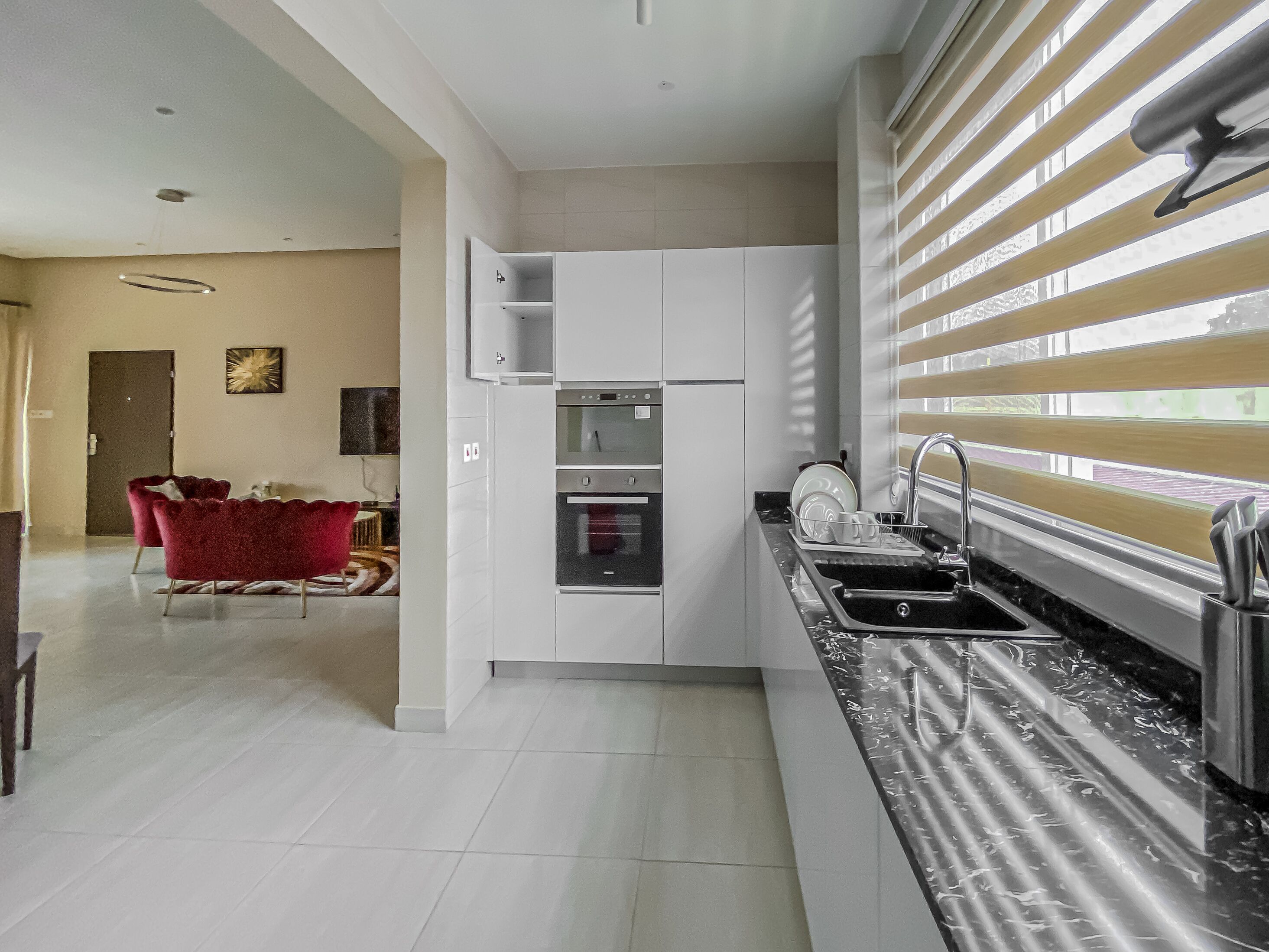 Geladeira, micro-ondas, fogão, chaleira elétrica