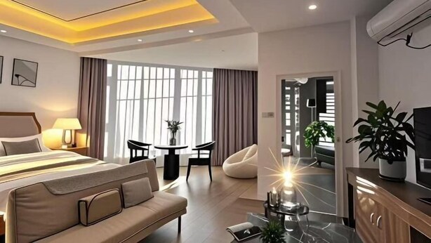 Una habitación de hotel moderna con una cama grande, un sofá, un escritorio y un comedor.