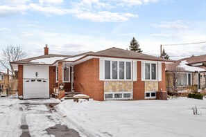 Exterior - Cosy Spacious 3+2 bedroom house , one bus to subway station (Toronto)