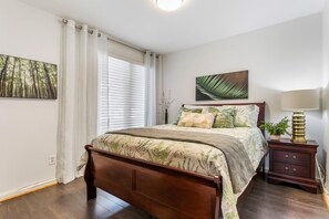 5 bedrooms, WiFi - Cosy Spacious 3+2 bedroom house , one bus to subway station (Toronto)