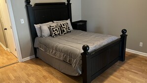 Ein Schlafzimmer mit einem Bett, einem Nachttisch und einer Kommode.