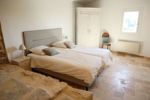 4 Schlafzimmer, Schreibtisch, Bügeleisen/Bügelbrett, WLAN