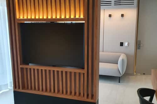 Superior Suite, 1 King Bed, Non Smoking | Living area