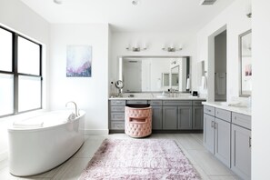 Baignoire, sèche-cheveux, serviettes fournies