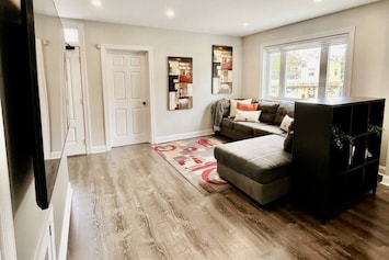 Inviting Living Room: Relax in our comfortable living room, equipped with a Smart HDTV that includes popular apps like Netflix, Amazon, and YouTube, ensuring endless entertainment options for your stay.