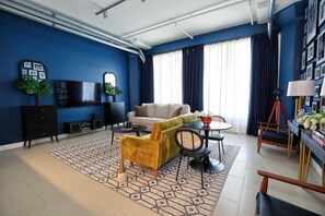 Smart TV - Downtown LA Loft w/ Rock & Roll Vibe, Rooftop Pool + Free Parking (Los Angeles)