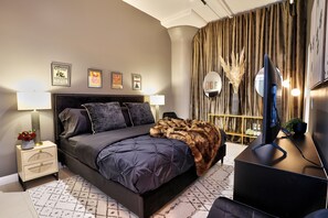 1 bedroom, in-room safe, iron/ironing board, free WiFi - Downtown LA Loft w/ Rock & Roll Vibe, Rooftop Pool + Free Parking (Los Angeles)