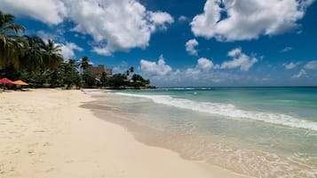 Pantai di sekitar, pasir putih, dan handuk pantai