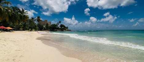 Nära stranden, vit sandstrand, strandhanddukar och 3 strandbarer
