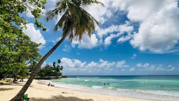 Nära stranden, vit sandstrand och strandhanddukar