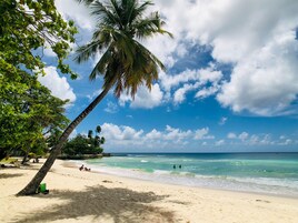 Una playa cerca, arena blanca, toallas de playa