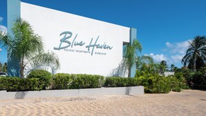 Un gran letrero del Hotel & Apartamentos Blue Haven en Barbados.