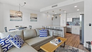 Un apartamento moderno con sala de estar, comedor y cocina.