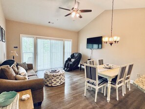 Älytelevisio, DVD-soitin, kirjoja, musiikkikirjasto