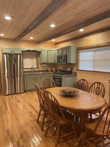 Fully remodeled cabin minutes from Walls of Jericho, Circle E, The Glass House