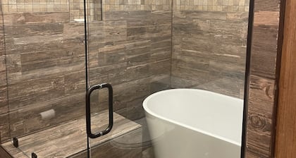 Fully remodeled cabin minutes from Walls of Jericho, Circle E, The Glass House