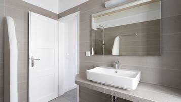 Rumah Premium | Kamar mandi | Shower, pancuran hujan, perlengkapan mandi gratis, dan pengering rambut