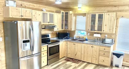 Spacious waterside cabin near Waterton Natâl Park
