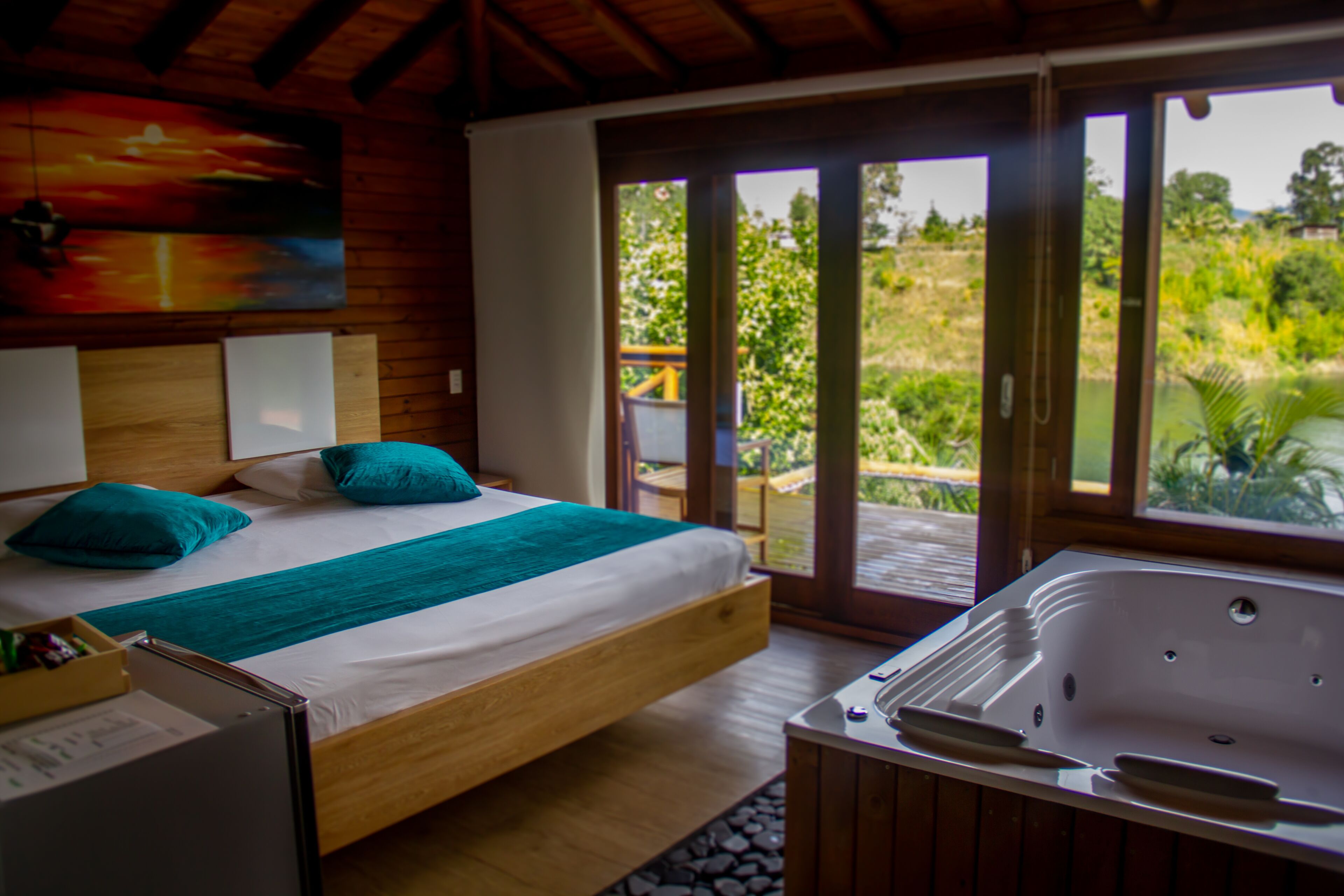 ラグジュアリー キャビン | ミニバー、ノートパソコン用作業スペース、WiFi (無料)