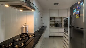 Panoramic Apartment | Private kitchen | Full-size fridge, microwave, oven, stovetop - Rio Rentals 021 - T010 (Rio de Janeiro)
