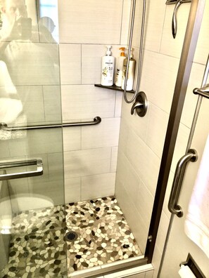 Combined shower/bathtub, hair dryer, towels, soap - Beautiful newly remodeled 3 bed 2 bath foothills home.  No cleaning fees. (Albuquerque)