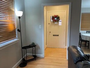 3 bedrooms, iron/ironing board, free WiFi, bed sheets - Cheerful 2Br/1BA Private house with yard LOCATION! (Silver Spring)
