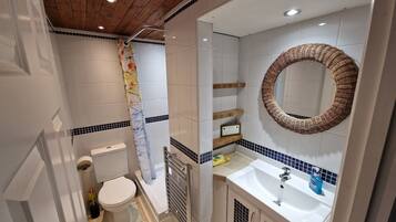 Combined shower/bathtub, hair dryer, towels, soap