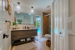 Combined shower/tub, towels, toilet paper