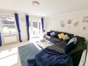 Family House | Living area - Boutique 3-bed Home with Free Parking in Glasgow (Glasgow)