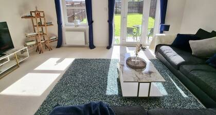 Boutique 3-bed Home with Free Parking in Glasgow